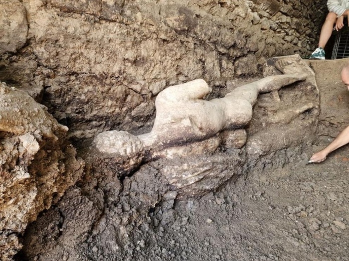 Откриха голяма мраморна статуя в античния град Хераклея Синтика
