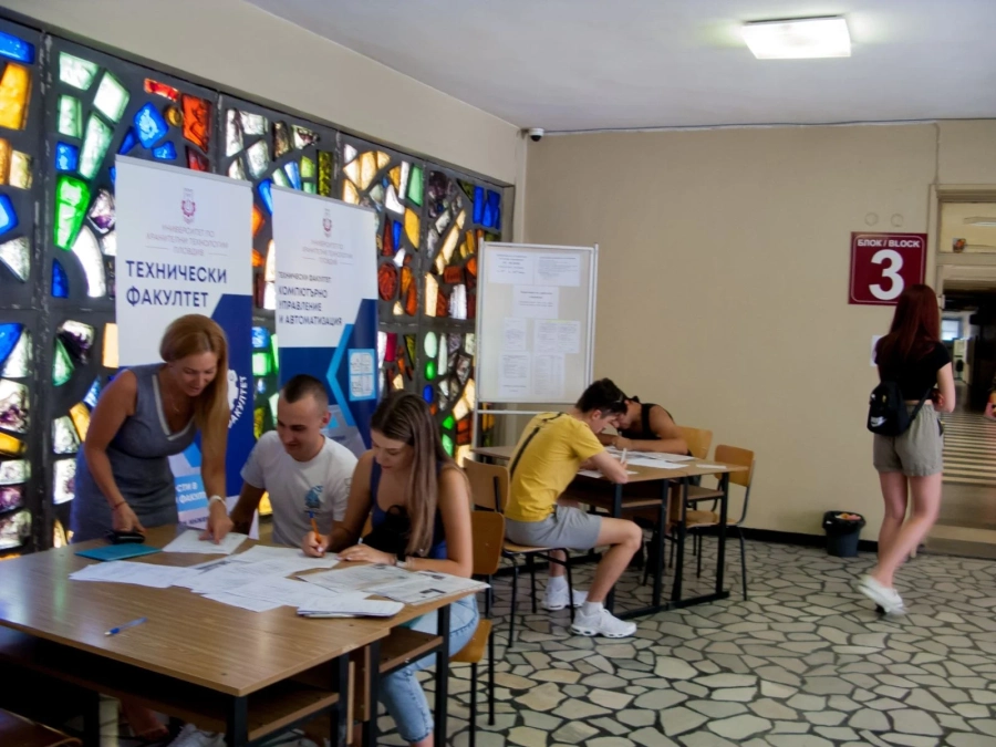 Новите студенти на УХТ чакат на опашка, за да се запишат 