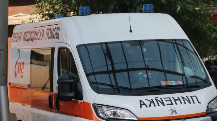 Двама в болница след сблъсък на тир и градски автобус в Бургас