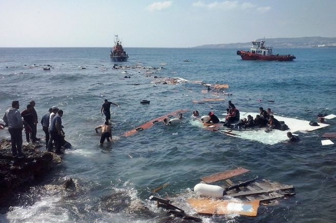 Спасяват над 200 мигранти от потъващ кораб до гръцки остров