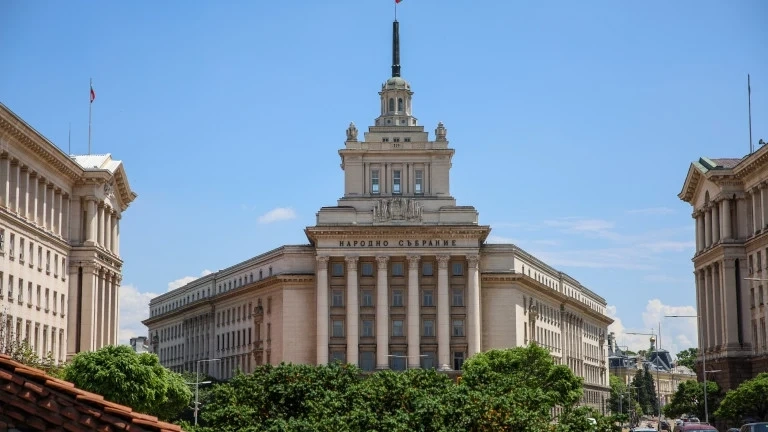 Протест на жители на Доспат пред парламента срещу кмета на града