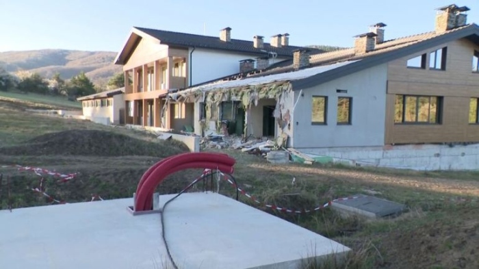 ГЕРБ-СДС обвини столичния кмет заради спряното събаряне на ловния хотел на Румен Гайтански