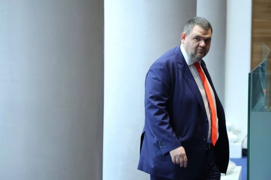Напуснал ли е Пеевски България?