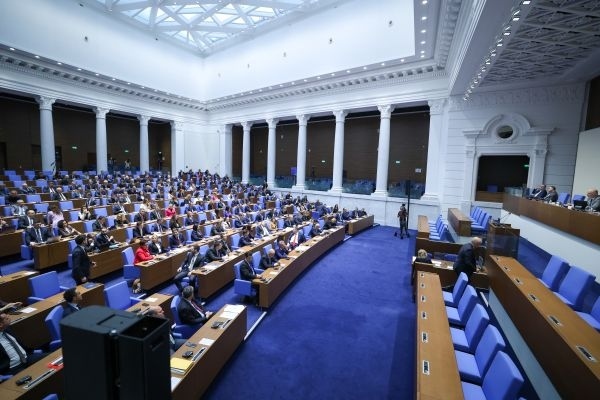 Парламентът остана без председател