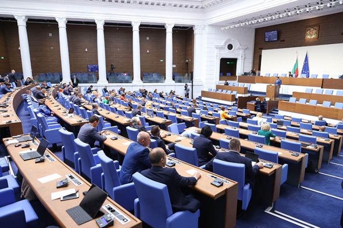 Тринадесет нови народни представители положиха клетва на мястото на избраните в кабинета \