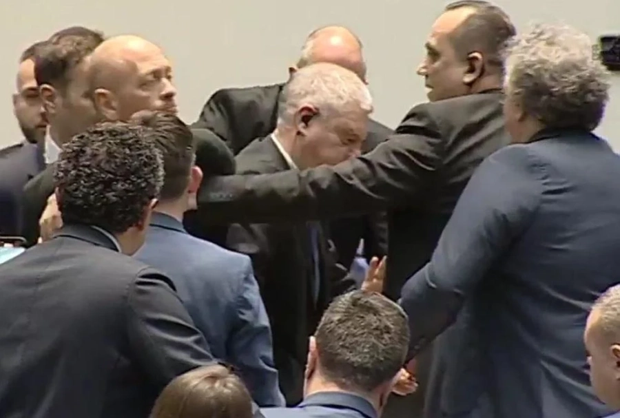 На крачка от бой в парламента: Блъскане, бутане и скандал между депутати