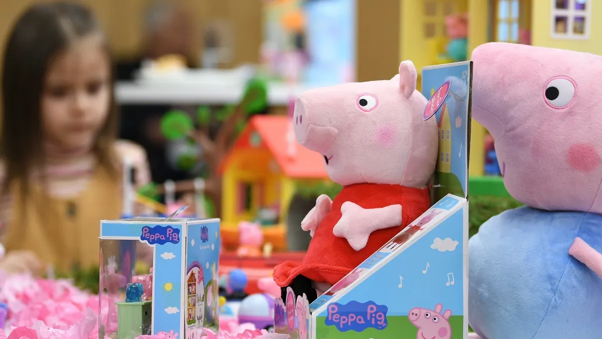 Семейството на световноизвестната героиня Прасето Пепа се разширява тя скоро