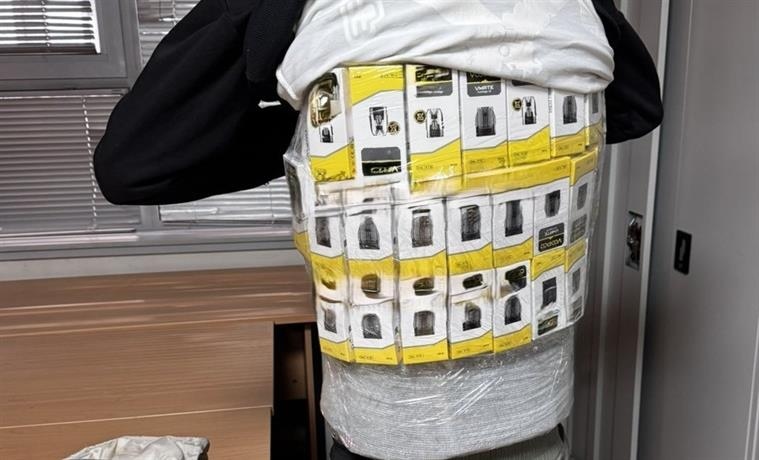 Контрабандната стока е била облепена по телата на шестима пътнициСлужители