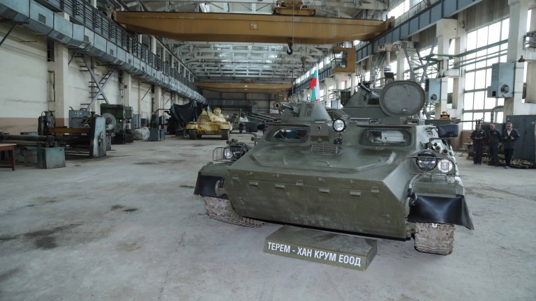 Работниците и служителите от държавното предприятие за ремонт и модернизация