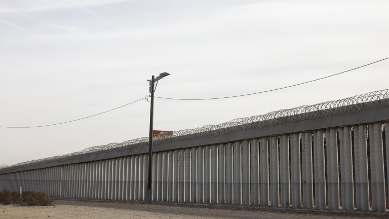 Броят на мигрантите заловени да пресичат нелегално границата между САЩ и