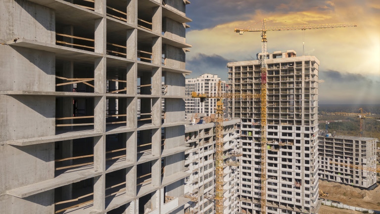 Строителен работник е паднал от висок етаж на обект в