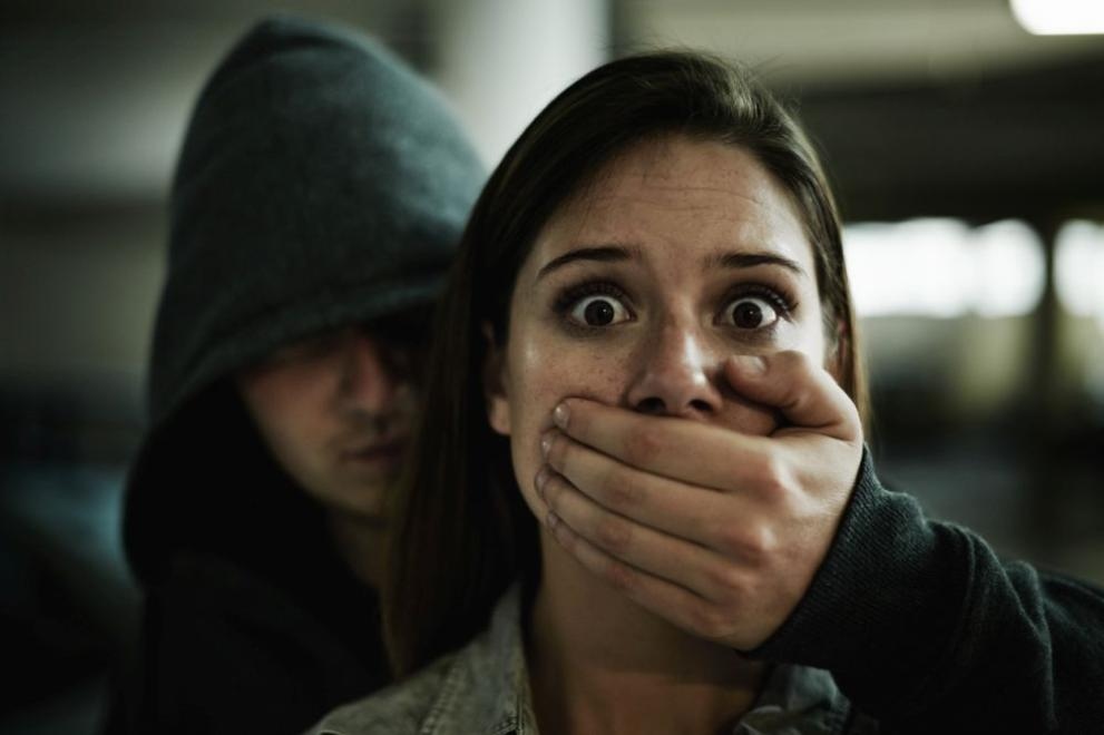 Млад мъж отвлече 18 годишно момиче съобщиха от полицията На 5 март вечерта в