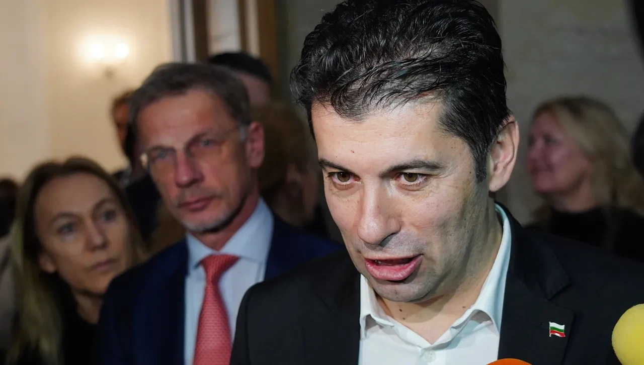 През декември м г се отказа от защитата си и по