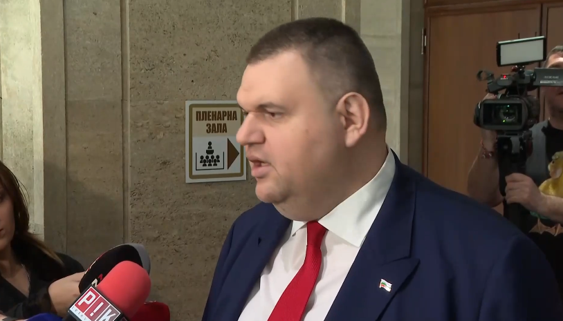 Лидерът на ДПС – Ново начало Делян Пеевски говори пред