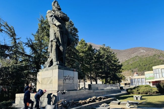 В петък ще започне демонтажът на паметника на Христо Ботев