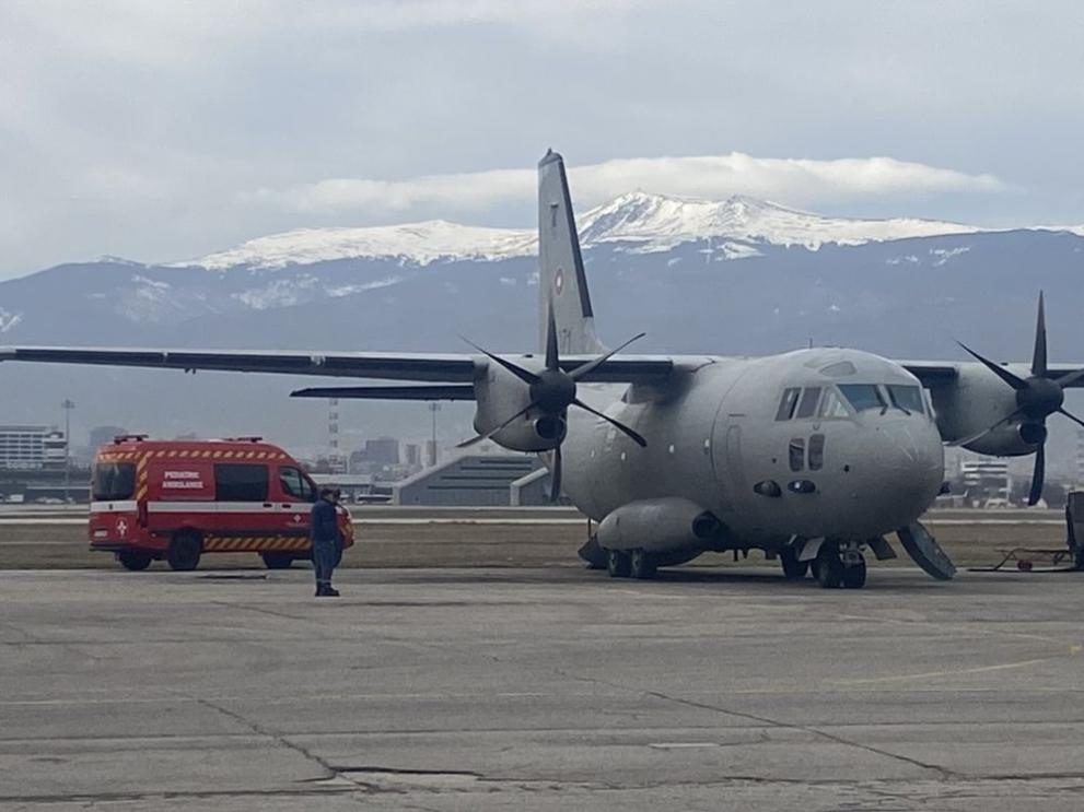 Военнослужещи със самолет C 27J Spartan  от състава на 16 а авиационна база