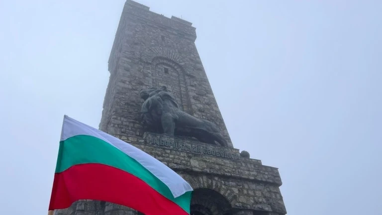 Шест фирми с интерес да ремонтират Паметника на свободата на Шипка