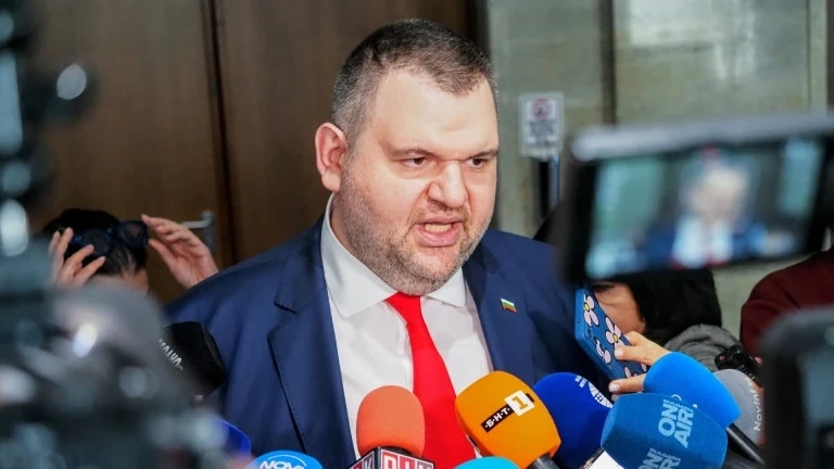 Пеевски пак захапа Радев