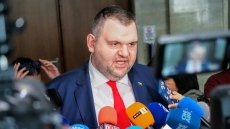 Пеевски пак захапа Радев