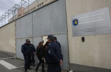 Изплащат 7 000 евро обезщетение на чужденец, задържан незаконно в бежанския център в Бусманци