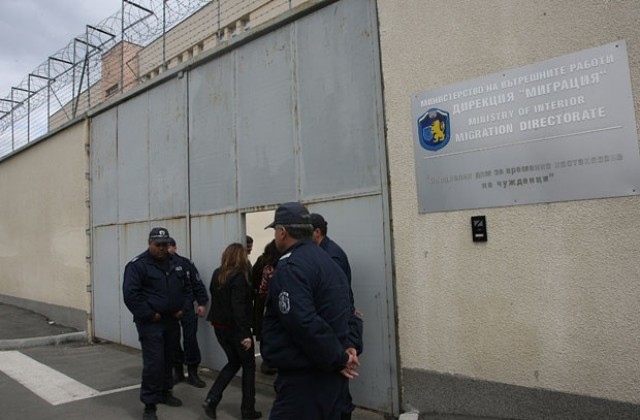 Изплащат 7 000 евро обезщетение на чужденец, задържан незаконно в бежанския център в Бусманци