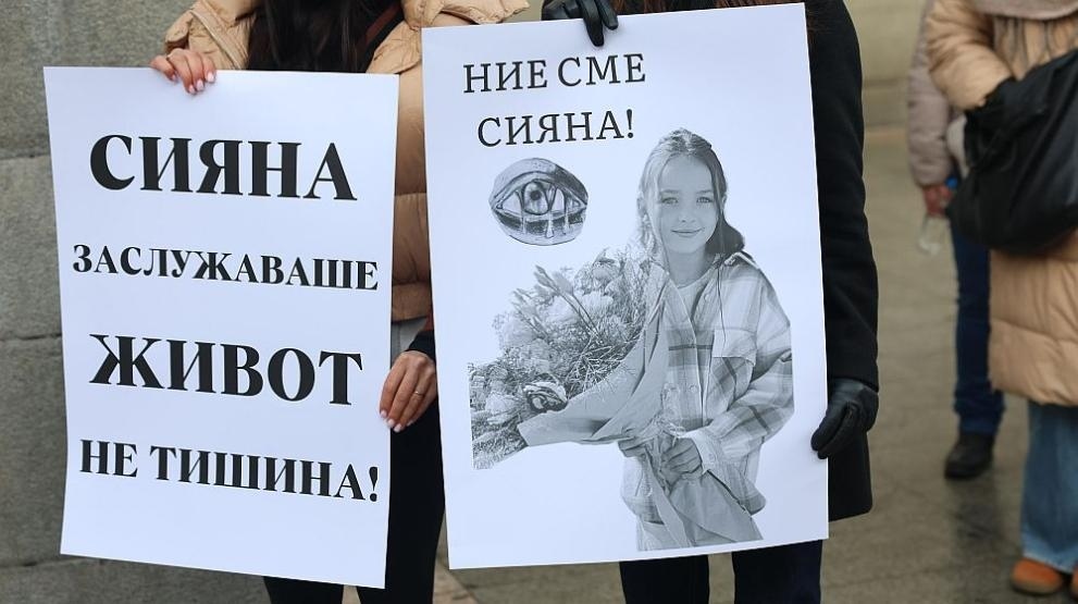 Не признава вината си шофьорът на тира, причинил катастрофата със загиналата Сияна