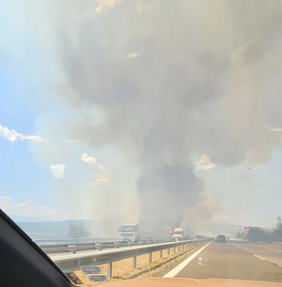 Пожар блокира движението по АМ Тракия край Пазарджик