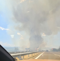 Пожар блокира движението по АМ Тракия край Пазарджик