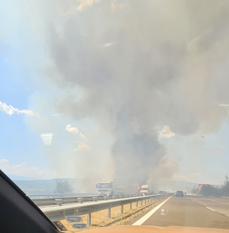 Пожар блокира движението по АМ Тракия край Пазарджик