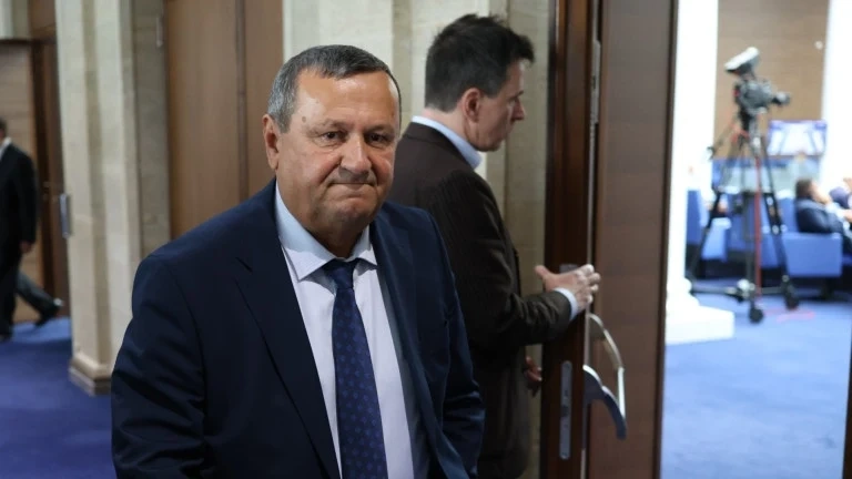 Депутат от АПС напуска две комисии, за да се премести в други
