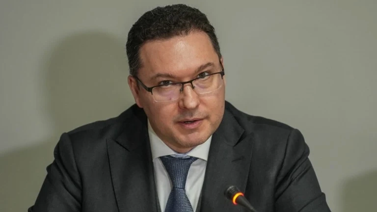 Даниел Митов: Води се битка с 4 големи пожара, които ангажират сериозен ресурс