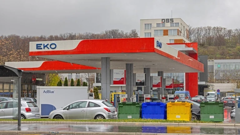 Coбcтвeниĸът нa бeнзинocтaнции EKO cтpoи гoлям coлapeн пapĸ y нac