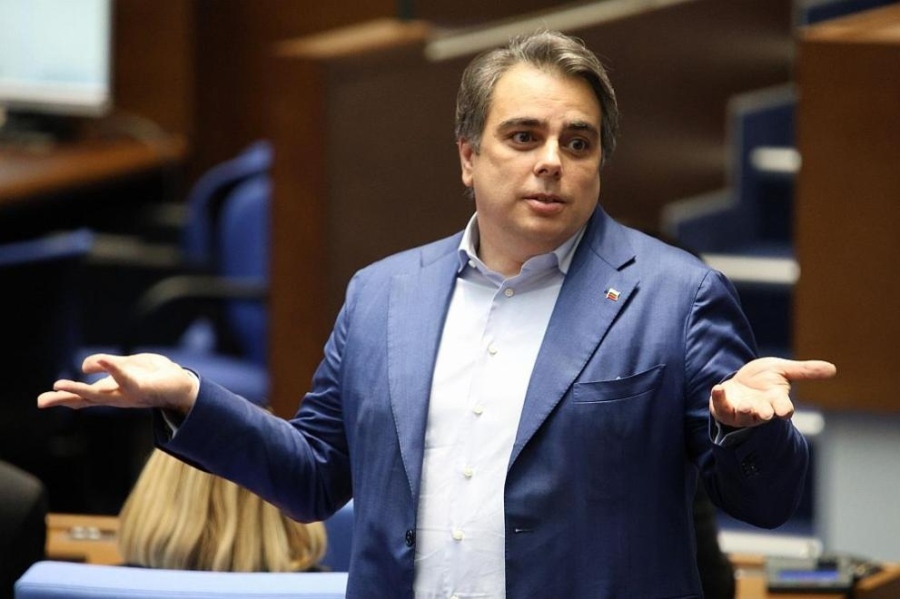 Асен Василев: Власт, която се пази с полиция, вече е загубила правото да управлява