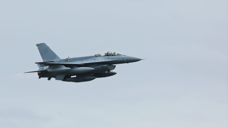 Още два от българските изтребители F-16 пристигнаха у нас