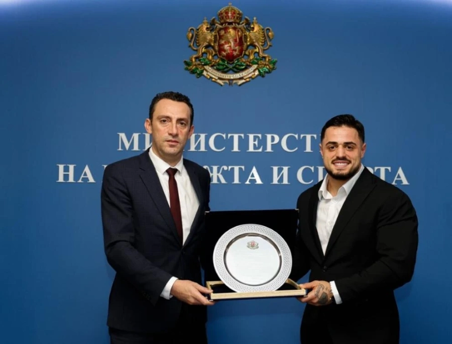 Наградиха с парична премия и плакет Карлос Насар