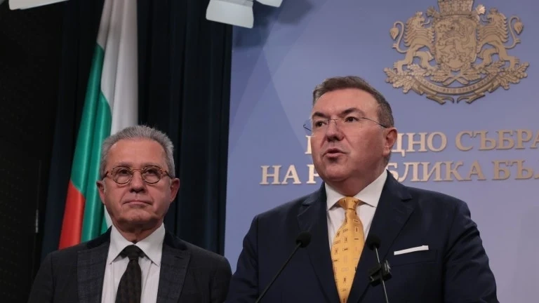 Ангелов обвини опозицията, че трупа политически дивиденти на гърба на младите лекари