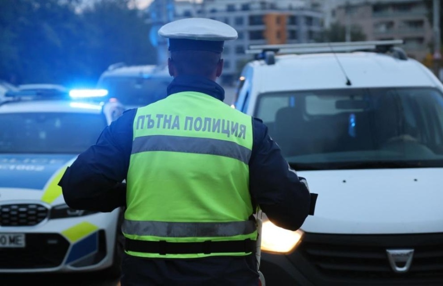 Мощна кола катастрофира на „Цариградско шосе“ и затапи движението 