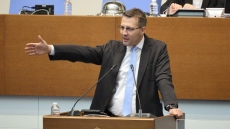 Скандал в НС: Среден пръст скара \