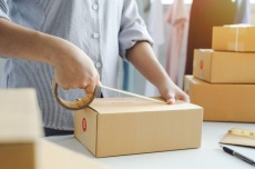 ЕС премахва безмитния внос на малки пратки