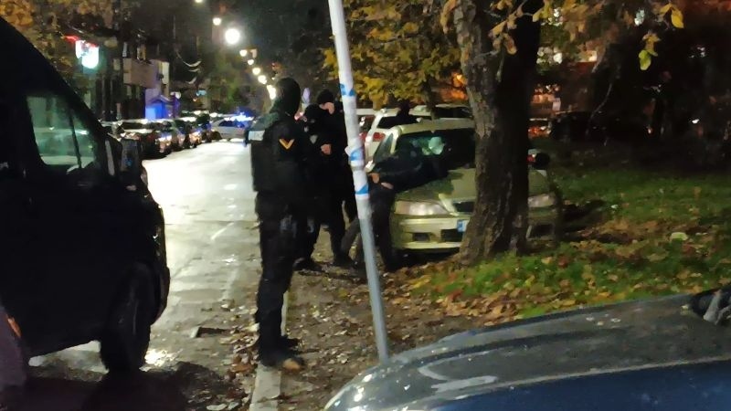 Задържаха Джуджето и още един, докато крадат кола