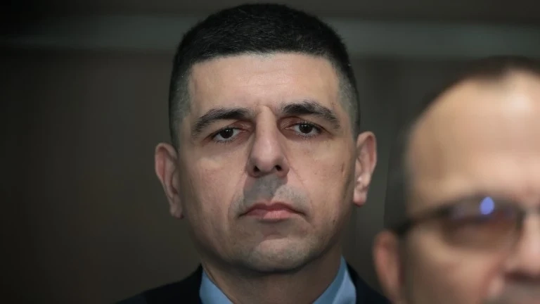 ДБ: Извънредно викат всички полицаи пред парламента, МВР отрича категорично