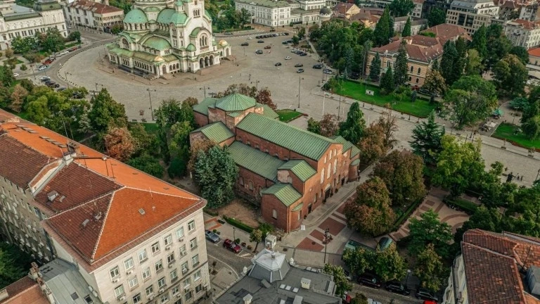 НС освобождава паркинга до \