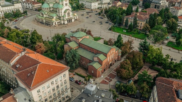 НС освобождава паркинга до \