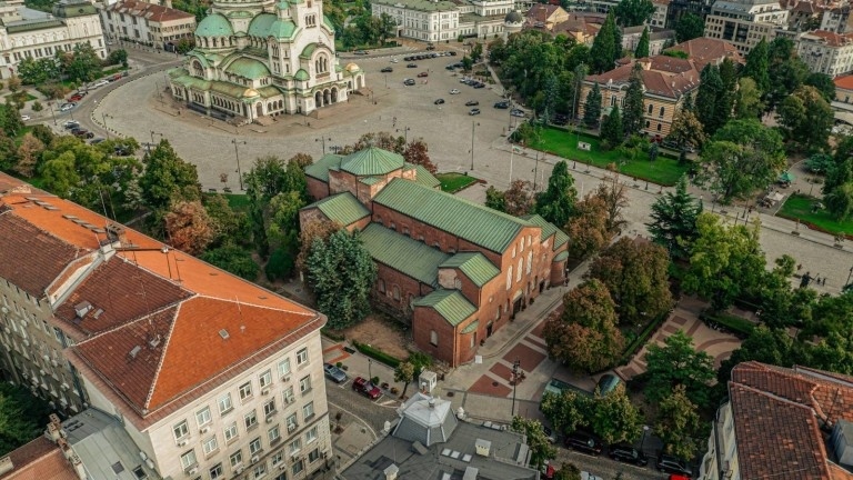 НС освобождава паркинга до \