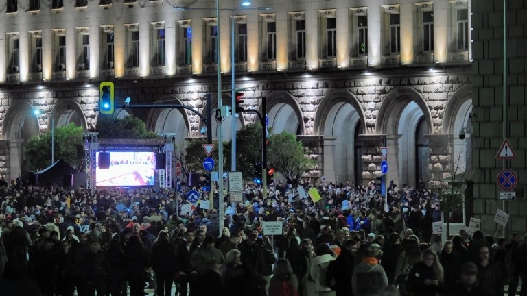 Жива верига обгради НС: Протестиращите се заканиха, че няма да пуснат нито една кола