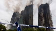 Жертвите на пожара в Хонконг вече са 146, претърсването на жилищата продължава