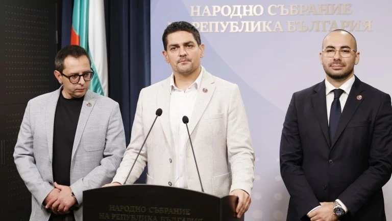 Радостин Василев иска Радев да слезе на политическата сцена