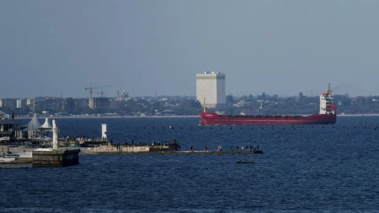 Русия удари товарен кораб в одеското пристанище Черноморск