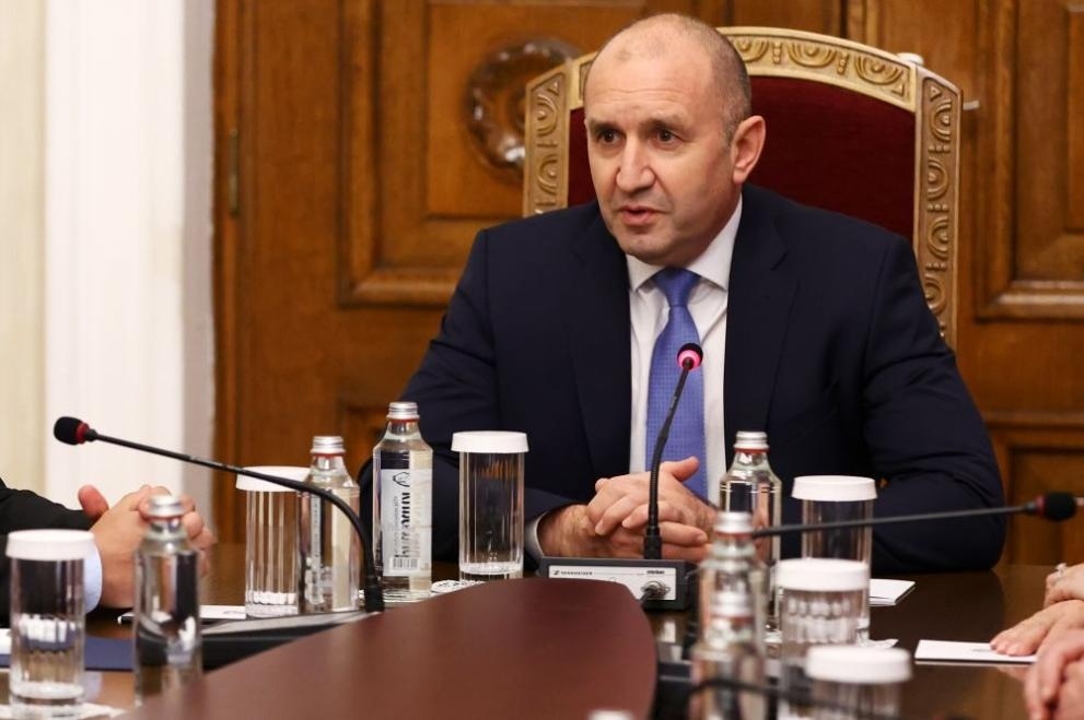 Само Сачева при Радев от името на ГЕРБ, той ѝ благодари, че е отсрамила мъжете в партията