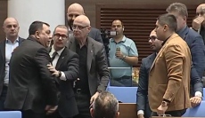 Стигна се до напрежение и ритници между депутати в парламента. 
